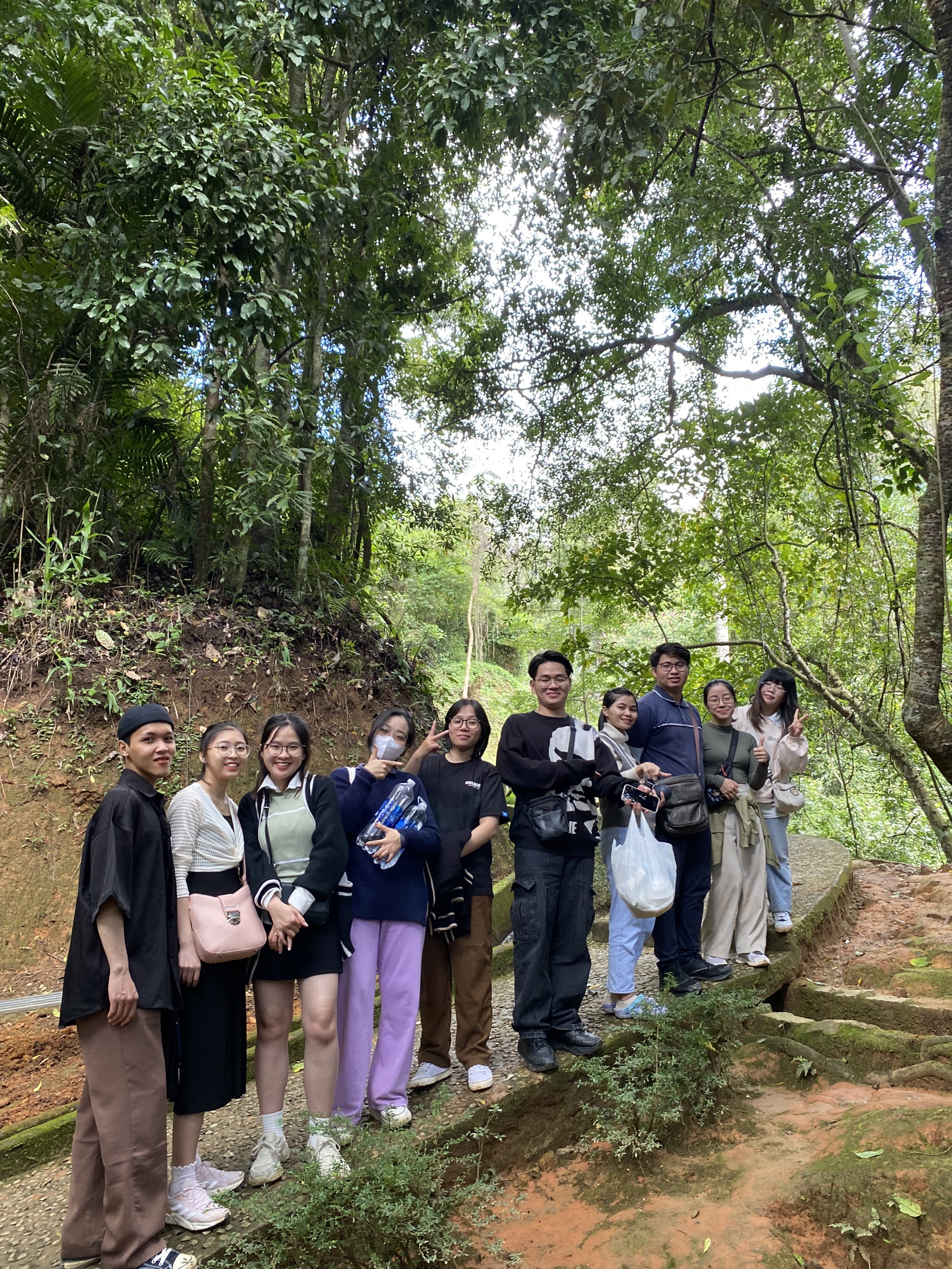 Các thành viên cùng nhau đi picnic tại thác Datanla