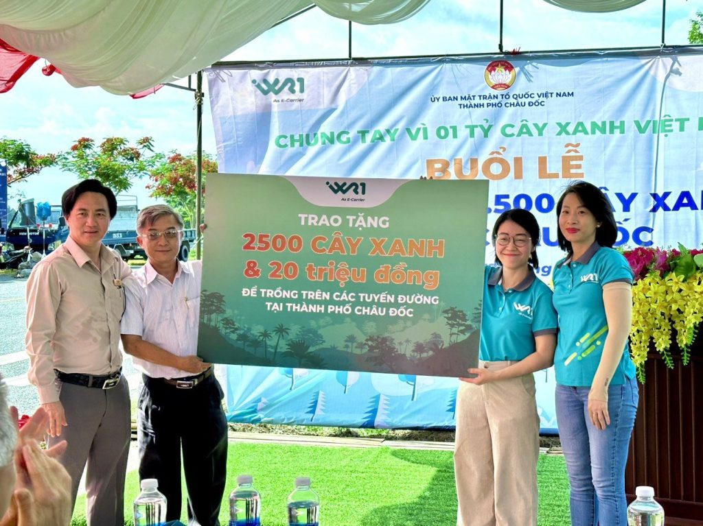 The ceremony to donate 2500 trees and 20 million VND for planting trees along the roads in Chau Doc - An Giang