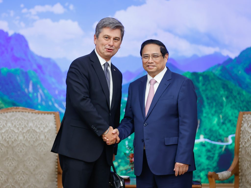 Prime Minister Pham Minh Chinh (right) receiving FIATA President Turgut Erkeskin in Hanoi on July 9